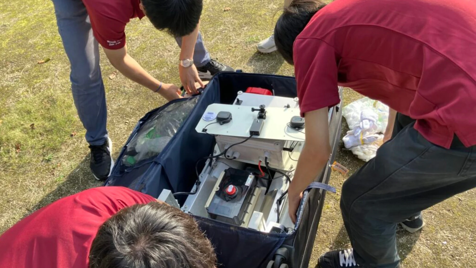 慣れた手つきで手際よく片づける研究室メンバー